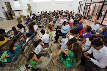 Miembros y amigos de la iglesia de Cristo, Ave. Teniente Nelson Martínez, Alturas de Flamboyán, Bayamón, Puerto Rico, se congregan para la adoración y clases bíblicas, fotografía para la Página que presenta una invitación de referida congregación.